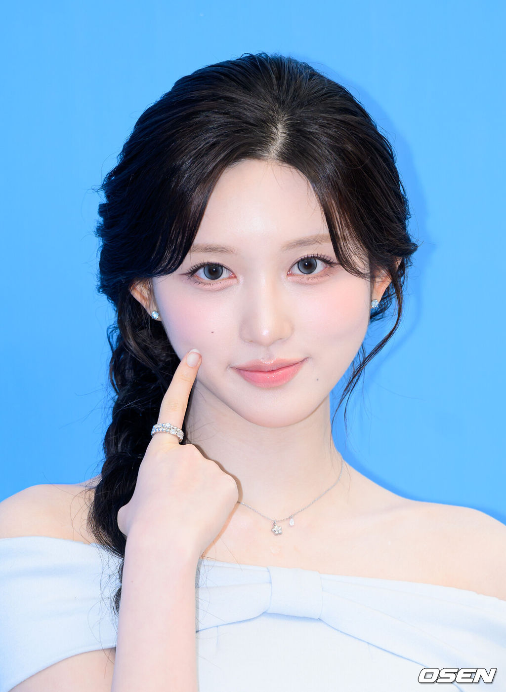 19일 서울 LES601 성수에서 클렌징 전문 브랜드의 리뉴얼 제품 출시 기념 이벤트가 열렸다.이날 행사에는 더보이즈 영훈, 아이브 가을, 언차일드 예은, 하은, 이본이 참석해 자리를 빛냈다.아이브 가을이 포토타임을 가지고 있다. 2026.05.19 /sunday@osen.co.kr