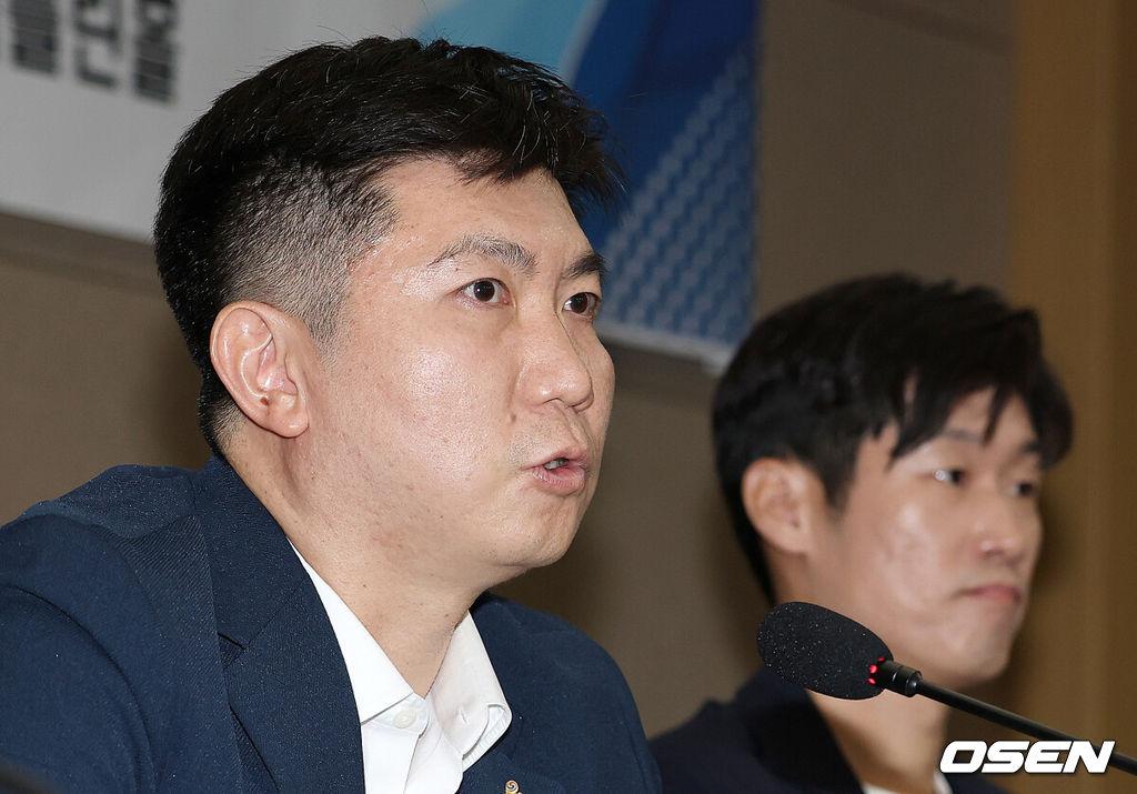 6일 오후 서울 올림픽파크텔에서 K-축구 혁신위원회 출범식이 열렸다.최휘영 문체부 장관과 박지성 FIFA 위원이 공동위원장을 맡고 축구·체육계 인사들이 참여하는 혁신위원회는 한국 축구의 구조적 문제를 진단하고 거버넌스 개선, 유소년 육성, 첨단 기술 도입 등 중장기 발전 방안을 마련할 계획이다.유승민 대한체육회 회장이 모두발언을 하고 있다. 2026.07.06 /sunday@osen.co.kr