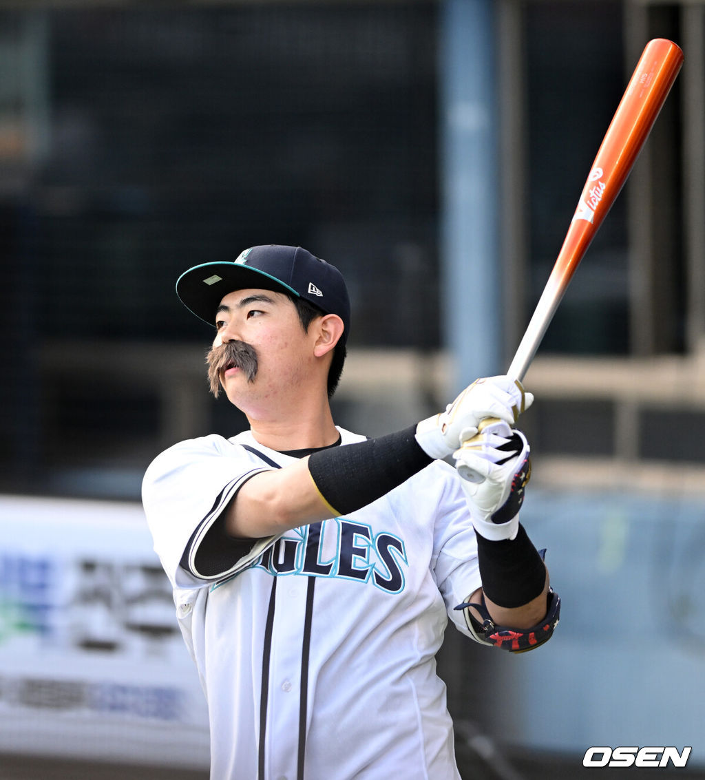 11일 서울 잠실야구장에서 ‘2026 신한 SOL KBO 올스타전’이 진행됐다.1982년 개장 이후 마지막 잠실 올스타전에서 양의지, 류현진 등 베테랑들의 기록 도전과 27명의 첫 올스타 출전 신예들이 맞붙는 가운데, 나눔의 5연승과 드림의 7년 만의 승리 여부가 관심을 모은다.2회 허인서가 퍼포먼스를 펼치고 있다. 2026.07.11 / sunday@osen.co.kr