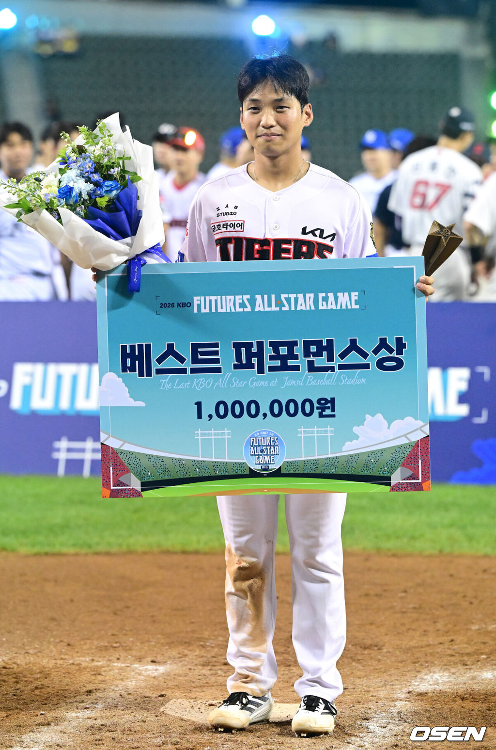 10일 서울 잠실야구장에서 ‘2026 신한 SOL KBO 올스타 프라이데이’가 열렸다.올스타 프라이데이인 오늘(10일)은 '넥스트레벨 매치'가 가장 먼저 열리고, 이어 북부리그와 남부리그가 맞붙는 퓨처스 올스타전이 펼쳐졌다. 경기 종료 후에는 팬 투표로 선정된 거포 8명이 출전하는 홈런 더비가 진행됐다.퓨처스 올스타 베스트 퍼포먼스상을 수상한 KIA 엄준현이 포즈를 취하고 있다. 2026.07.10 / dreamer@osen.co.kr