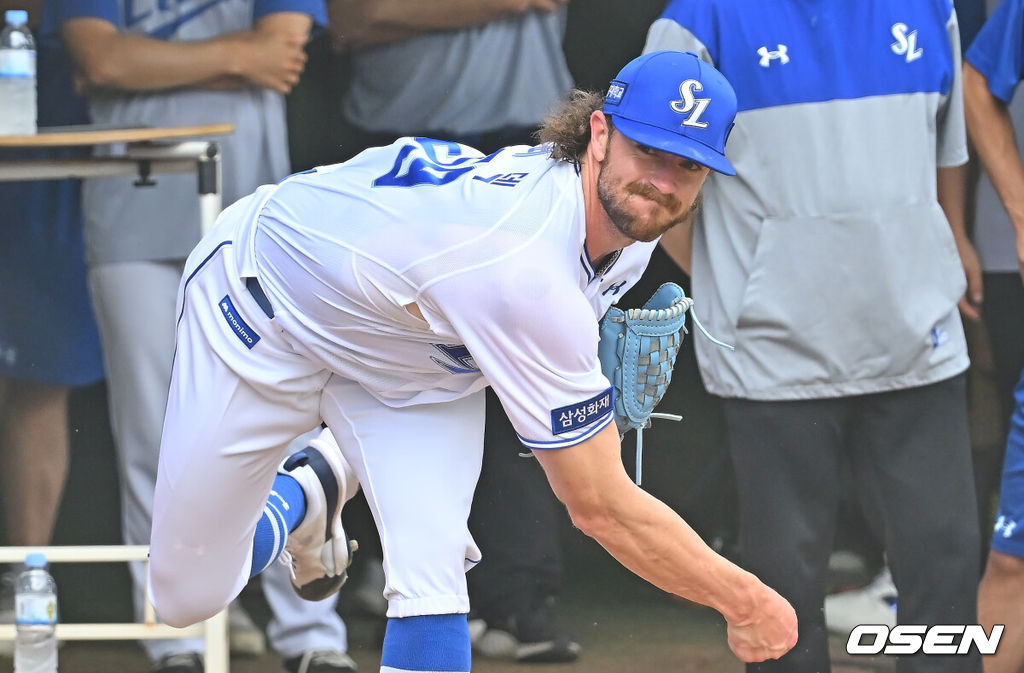 16일 대구삼성라이온즈파크에서 2026 신한 SOL KBO 리그 삼성 라이온즈와 롯데 자이언츠의 경기가 열린다. 홈팀 삼성은 양창섭이, 방문팀 롯데는 로드리게스가 선발 출전한다. 삼성 라이온즈 새 외국인 투수 페덱이 불펜 투구를 하고 있다. 2026.07.16 / foto0307@osen.co.kr