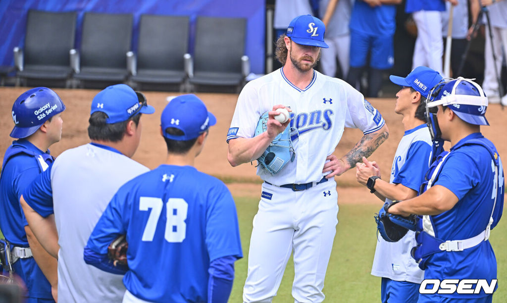 16일 대구삼성라이온즈파크에서 2026 신한 SOL KBO 리그 삼성 라이온즈와 롯데 자이언츠의 경기가 열린다. 홈팀 삼성은 양창섭이, 방문팀 롯데는 로드리게스가 선발 출전한다. 삼성 라이온즈 새 외국인 투수 페덱이 불펜 투구를 마치고 공을 받아준 김도환과 얘기를 하고 있다. 2026.07.16 / foto0307@osen.co.kr