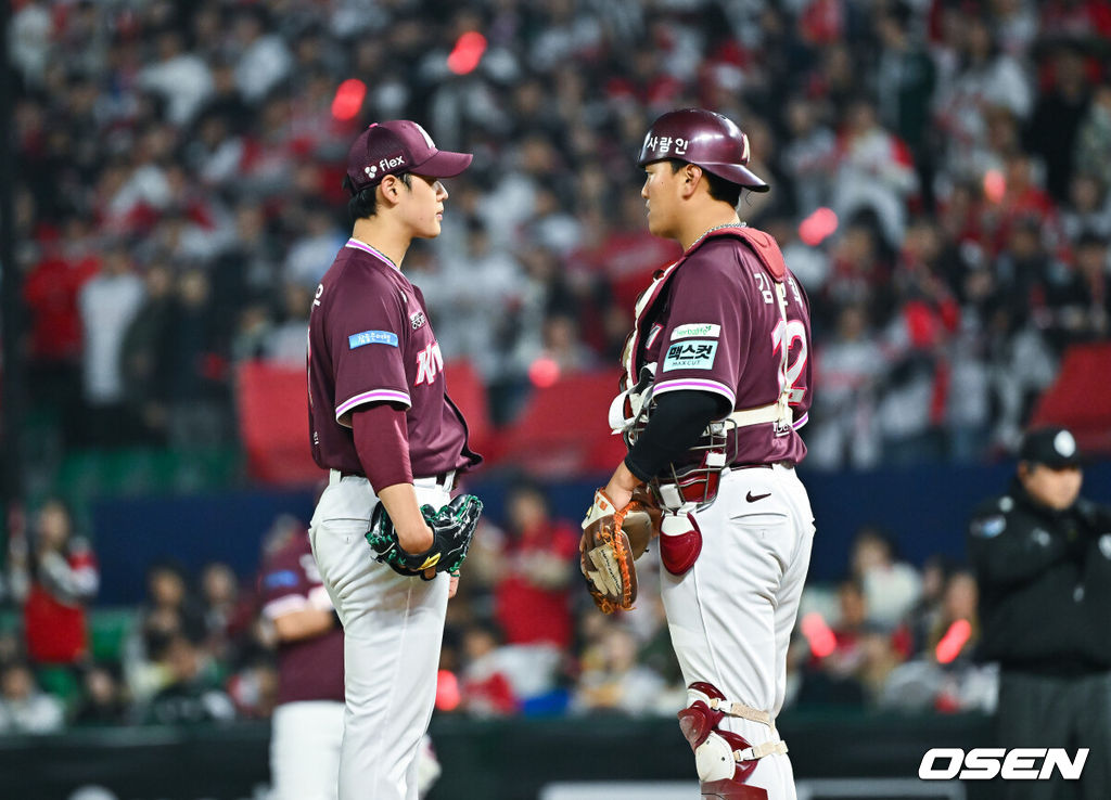 2일 오후 인천 SSG랜더스필드에서 2026 신한 SOL KBO리그 SSG 랜더스와 키움 히어로즈의 경기가 진행됐다.이날 SSG는 최민준을, 키움은 정현우를 선발투수로 내세웠다. 3회말 키움 정현우 선발투수와 김건희 포수가 마운드에서 이야기를 나누고 있다. 2026.04.02 / soul1014@osen.co.kr