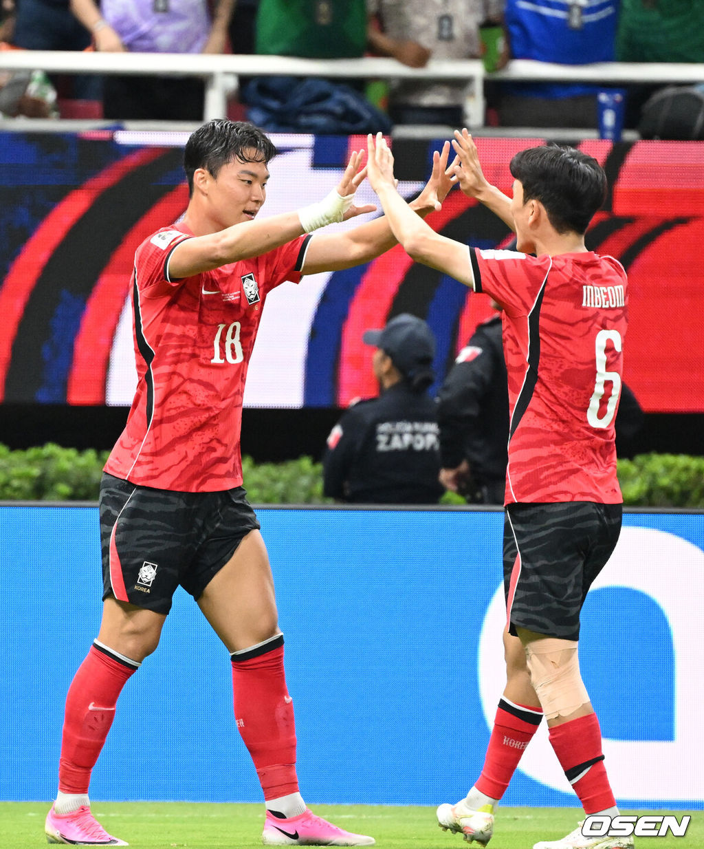 12일 (한국시간) 멕시코 에스타디오 과달라하라에서 2026 국제축구연맹(FIFA) 북중미 월드컵 A조 조별리그 1차전 대한민국과 체코의 경기가 열렸다.대표팀은 체코전을 시작으로 19일 개최국 멕시코와 같은 장소에서 격돌한 뒤, 25일 몬테레이 BBVA 스타디움에서 남아프리카공화국과 최종전을 치른다.후반 오현규가 역전골을 넣고 기뻐하고 있다.2026.06.12 /sunday@osen.co.kr