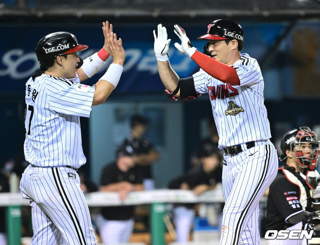 16일 서울 잠실야구장에서 ‘2026 신한 SOL Bank KBO리그’ LG 트윈스와 KT 위즈의 경기가 열렸다.홈팀 LG는 앤더스 톨허스트, 방문팀 KT는 로건 앨런을 선발로 내세웠다.8회말 2사 1루 상황 LG 오지환이 추격의 좌월 투런포를 날리고 홈을 밟은 뒤 박동원과 기뻐하고 있다. 2026.07.16 / dreamer@osen.co.kr