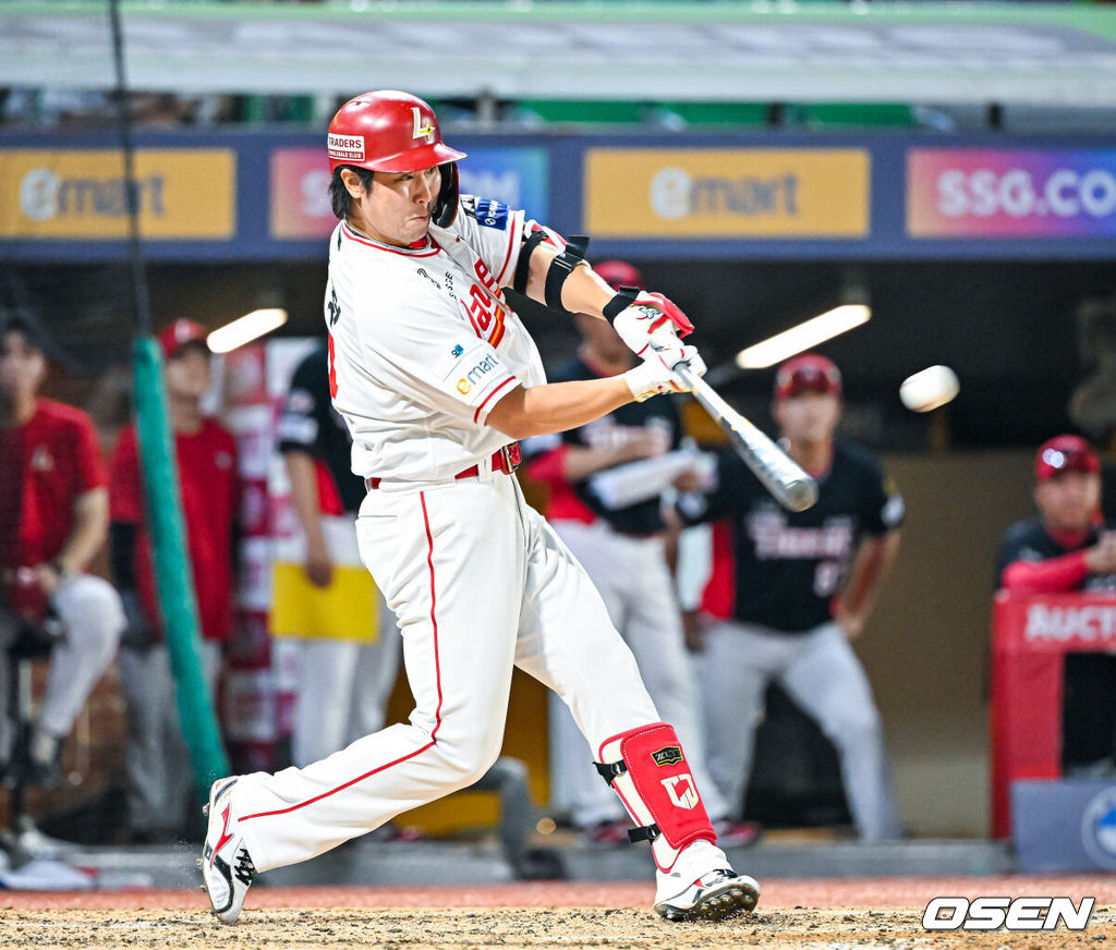16일 인천 SSG랜더스필드에서 ‘2026 신한 SOL Bank KBO리그’ SSG 랜더스와 KIA 타이거즈의 경기가 열렸다.이날 SSG는 아빌라, KIA는 올러를 선발로 내세웠다.5회말 1사 주자 2루 SSG 최정이 죄월 투런홈런을 때리며 11년 연속 20홈런에 성공하고 있다. (KBO리그 첫번째) 2026.07.16 / rumi@osen.co.kr