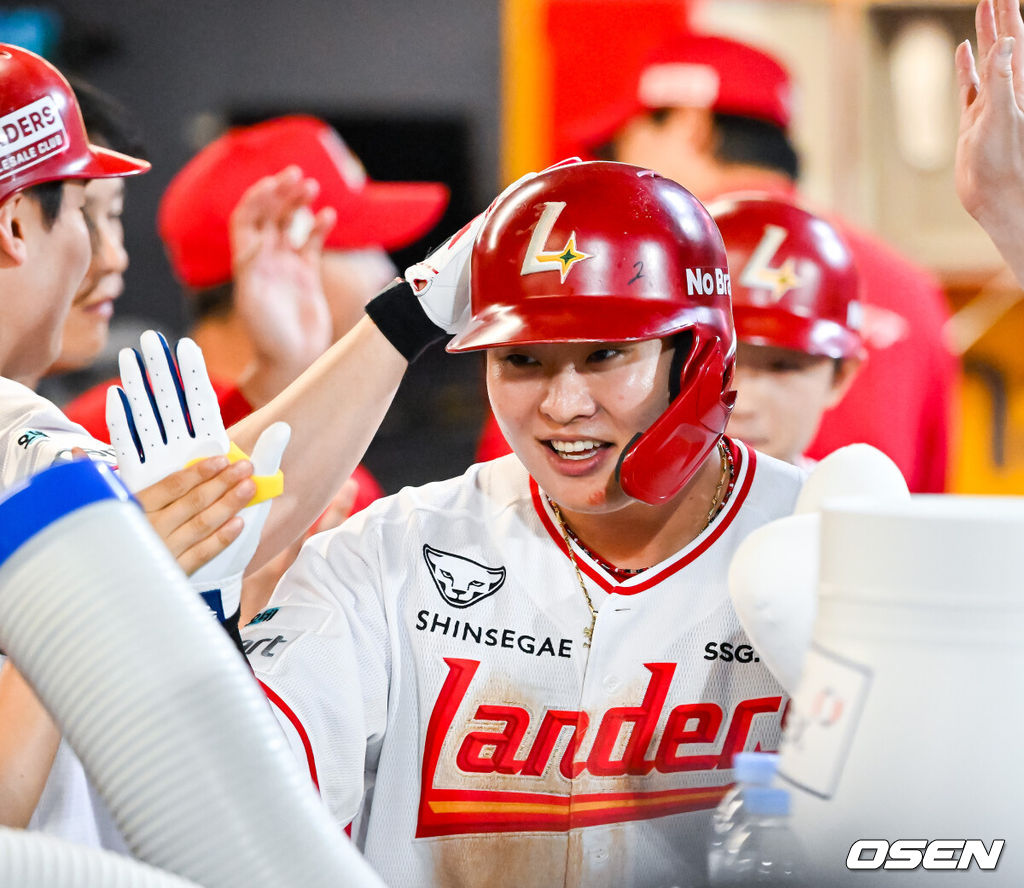 16일 인천 SSG랜더스필드에서 ‘2026 신한 SOL Bank KBO리그’ SSG 랜더스와 KIA 타이거즈의 경기가 열렸다.이날 SSG는 아빌라, KIA는 올러를 선발로 내세웠다.7회말 1사 주자 2루 SSG 고명준이 좌월 투런 홈런을 때린 후 덕아웃에서 축하를 받고 있다. 2026.07.16 / rumi@osen.co.kr