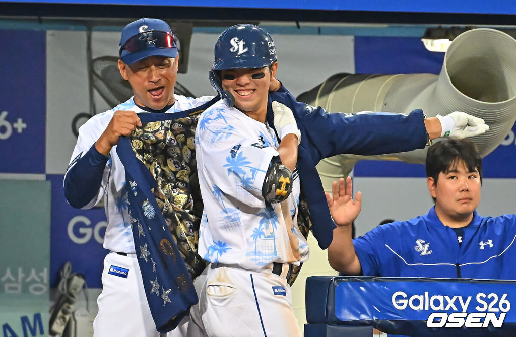 16일 대구삼성라이온즈파크에서 2026 신한 SOL KBO 리그 삼성 라이온즈와 롯데 자이언츠의 경기가 열렸다. 홈팀 삼성은 양창섭이, 방문팀 롯데는 로드리게스가 선발 출전했다. 삼성 라이온즈 김영웅이 8회말 우중월 솔로 홈런을 치고 홈런 수트를 입고 있다. 2026.07.16 / foto0307@osen.co.kr