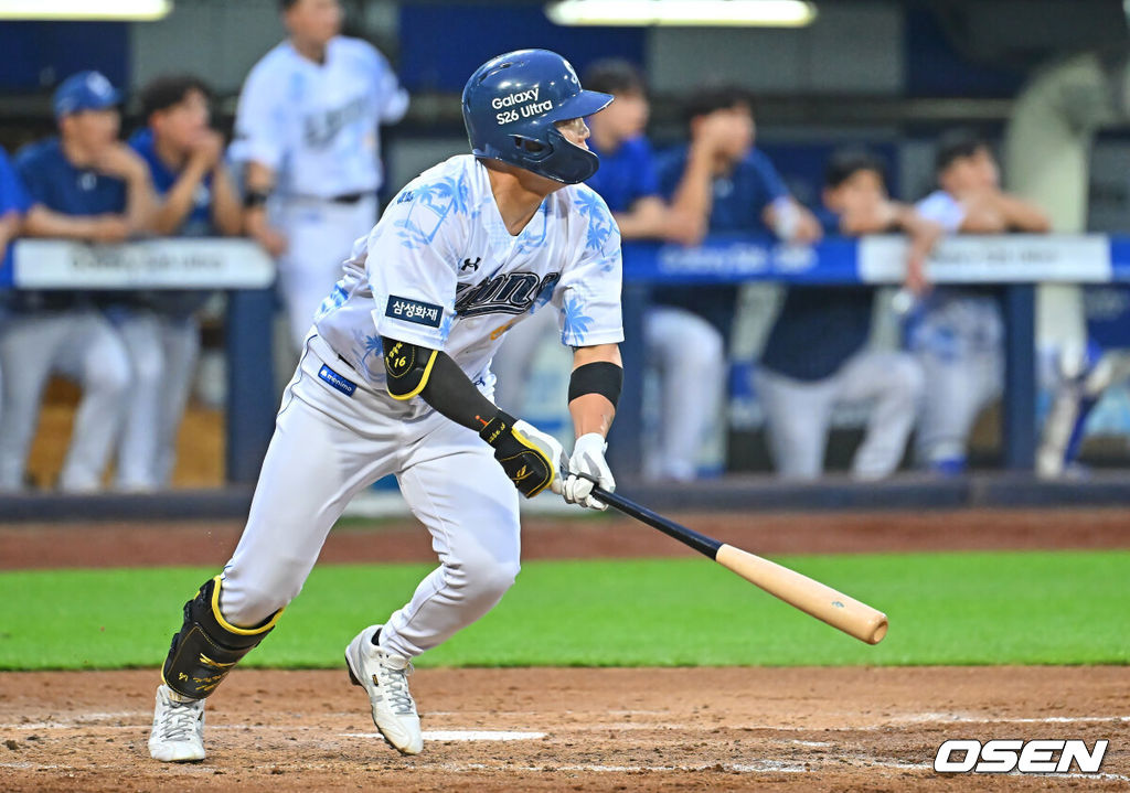 16일 대구삼성라이온즈파크에서 2026 신한 SOL KBO 리그 삼성 라이온즈와 롯데 자이언츠의 경기가 열렸다. 홈팀 삼성은 양창섭이, 방문팀 롯데는 로드리게스가 선발 출전했다. 삼성 라이온즈 류지혁이 3회말 1사 2루 좌중간 1타점 안타를 치고 있다. 2026.07.16 / foto0307@osen.co.kr