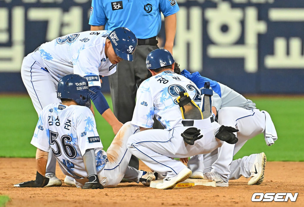 16일 대구삼성라이온즈파크에서 2026 신한 SOL KBO 리그 삼성 라이온즈와 롯데 자이언츠의 경기가 열렸다. 홈팀 삼성은 양창섭이, 방문팀 롯데는 로드리게스가 선발 출전했다. 삼성 라이온즈 김상준이 8회말 무사 1루 장승현 타석때 2루 도루를 시도했으나 아웃되며 부상을 당해 괴로워하고 있다. 2026.07.16 / foto0307@osen.co.kr