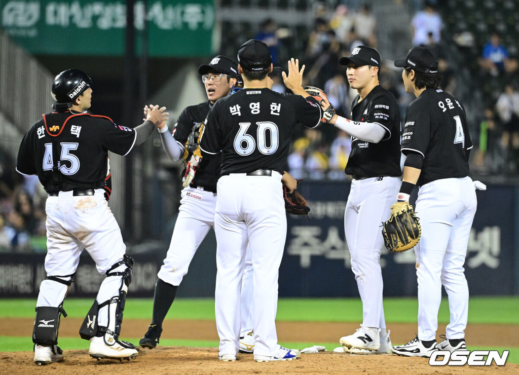 프로야구 KT 위즈가 LG 트윈스를 꺾고 후반기 첫 경기를 승리했다. KT는 16일 서울 잠실구장에서 열린 2026 KBO리그 LG와 경기에서 4-3으로 승리했다. 최원준이 결승 스리런 홈런을 터뜨렸다.경기를 마치고 승리한 KT 선수들이 인사를 나누고 있다. 2026.07.16 / dreamer@osen.co.kr