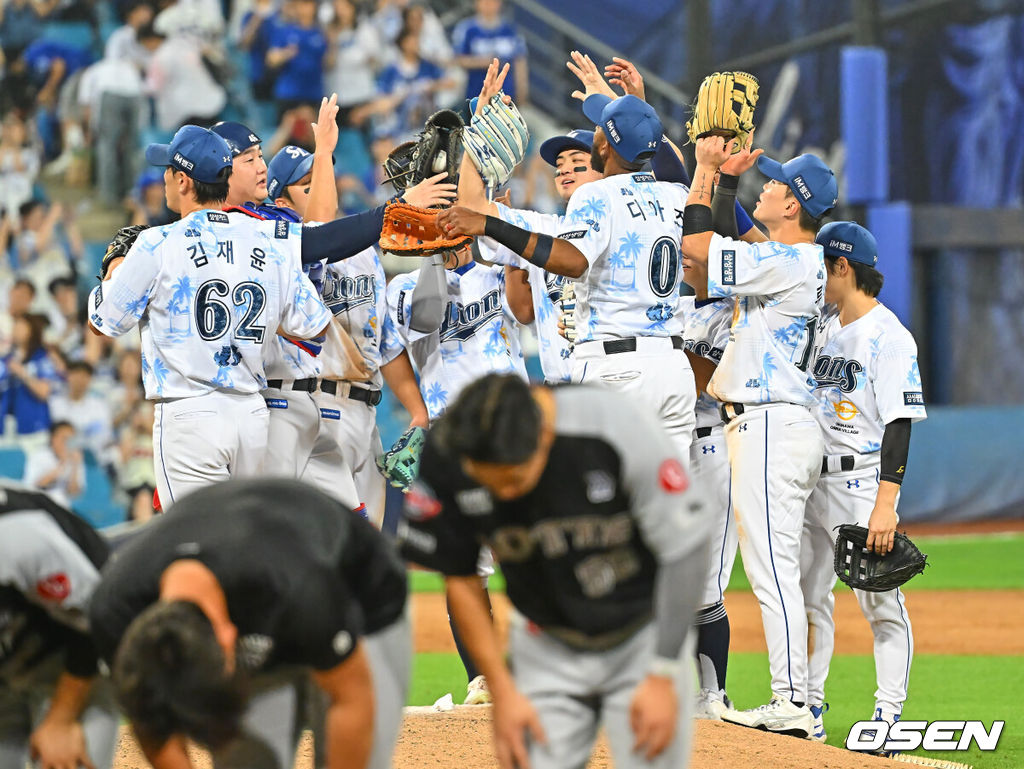 16일 대구삼성라이온즈파크에서 2026 신한 SOL KBO 리그 삼성 라이온즈와 롯데 자이언츠의 경기가 열렸다. 홈팀 삼성은 양창섭이, 방문팀 롯데는 로드리게스가 선발 출전했다. 삼성 라이온즈 선수들이 롯데 자이언츠에 4-1로 후반기 첫 승리를 기록하고 기쁨을 나누고 있다. 2026.07.16 / foto0307@osen.co.kr
