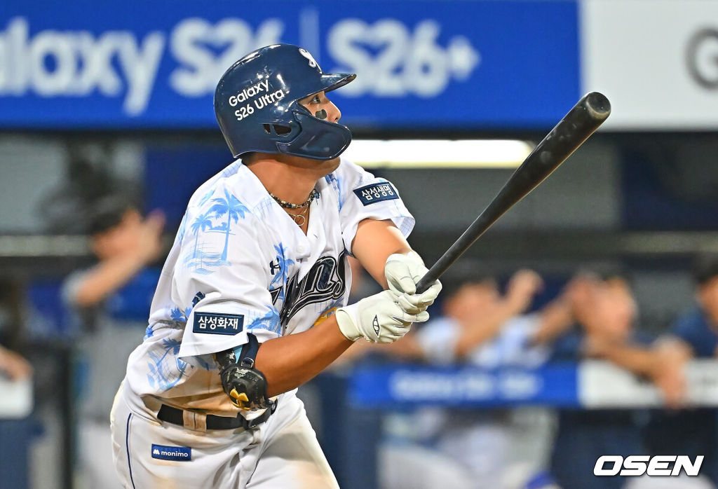 16일 대구삼성라이온즈파크에서 2026 신한 SOL KBO 리그 삼성 라이온즈와 롯데 자이언츠의 경기가 열렸다. 홈팀 삼성은 양창섭이, 방문팀 롯데는 로드리게스가 선발 출전했다. 삼성 라이온즈 김영웅이 8회말 우중월 솔로 홈런을 치고 있다. 2026.07.16 / foto0307@osen.co.kr