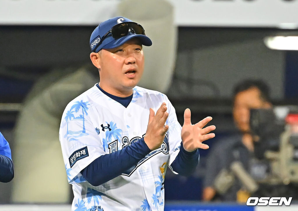 16일 대구삼성라이온즈파크에서 2026 신한 SOL KBO 리그 삼성 라이온즈와 롯데 자이언츠의 경기가 열렸다. 홈팀 삼성은 양창섭이, 방문팀 롯데는 로드리게스가 선발 출전했다. 삼성 라이온즈 박진만 감독이 롯데 자이언츠에 4-1로 후반기 첫 승리를 기록하고 선수들에게 축하하고 있다. 2026.07.16 / foto0307@osen.co.kr