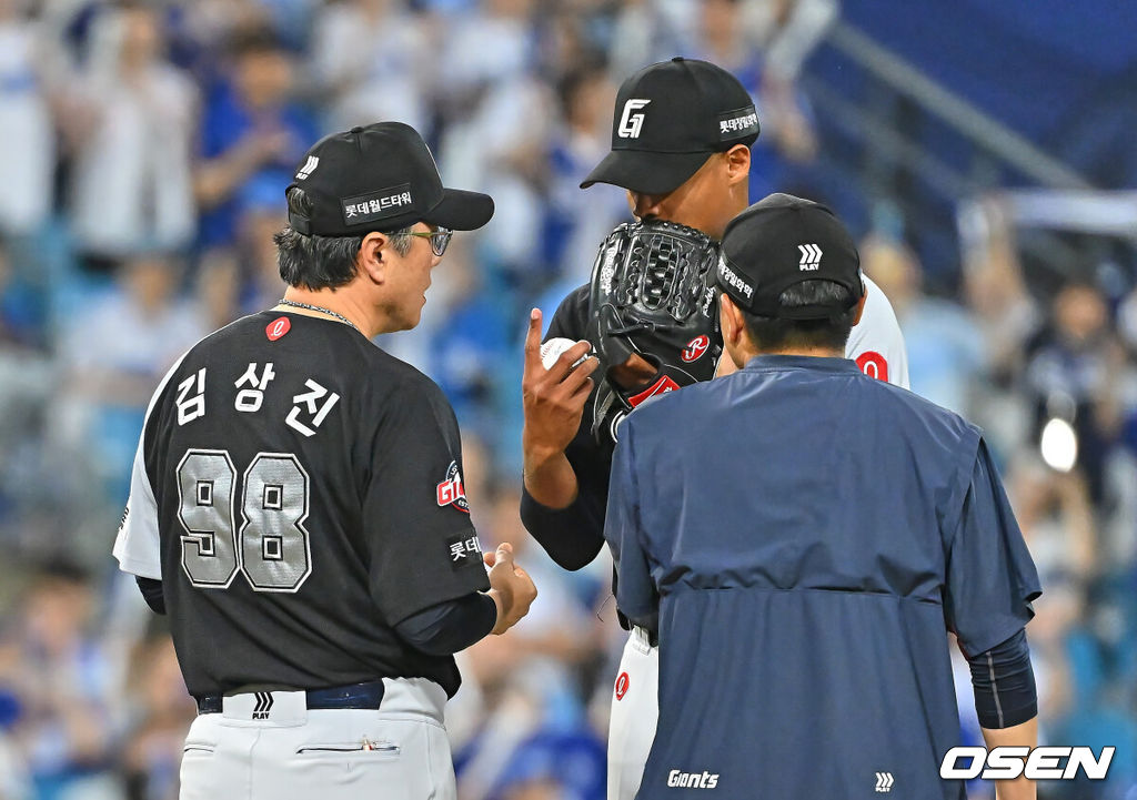 16일 대구삼성라이온즈파크에서 2026 신한 SOL KBO 리그 삼성 라이온즈와 롯데 자이언츠의 경기가 열렸다. 홈팀 삼성은 양창섭이, 방문팀 롯데는 로드리게스가 선발 출전했다. 롯데 자이언츠 로드리게스가 6회말 2사 1루 마운드에 오른 김상진 코치에게 교체하지 말라고 얘기하고 있다. 2026.07.16 / foto0307@osen.co.kr