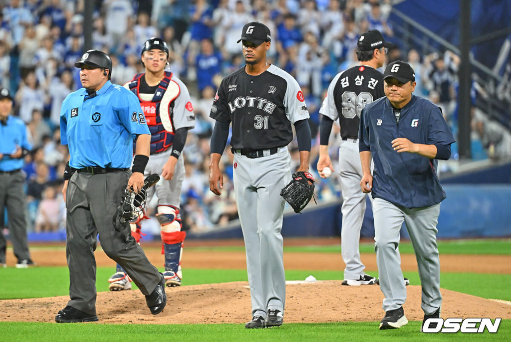 16일 대구삼성라이온즈파크에서 2026 신한 SOL KBO 리그 삼성 라이온즈와 롯데 자이언츠의 경기가 열렸다. 홈팀 삼성은 양창섭이, 방문팀 롯데는 로드리게스가 선발 출전했다. 롯데 자이언츠 로드리게스가 6회말 2사 1루 교체되고 있다. 2026.07.16 / foto0307@osen.co.kr