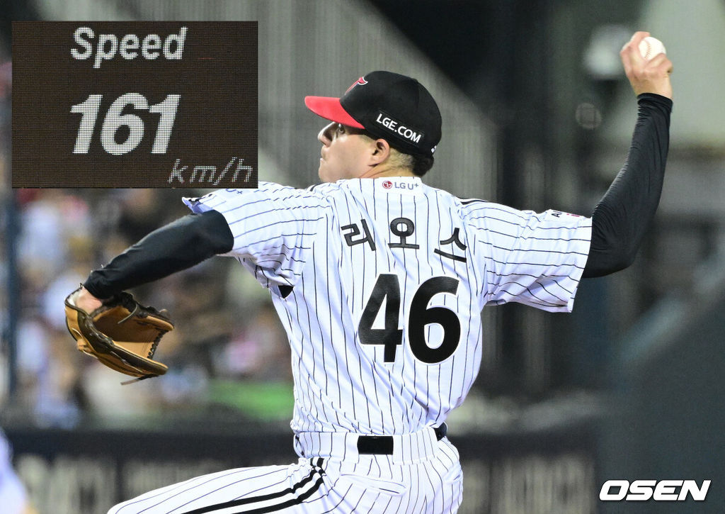 16일 서울 잠실야구장에서 ‘2026 신한 SOL Bank KBO리그’ LG 트윈스와 KT 위즈의 경기가 열렸다.이날 경기는 접전 끝에 KT가 4-3으로 승리하며 후반기 첫 승을 낚았다.9회초 마운드에 오른 LG 약셀 리오스가 힘차게 공을 뿌리고 있다. 전광판에는 161km 구속이 찍혔다. 2026.07.16 / dreamer@osen.co.kr