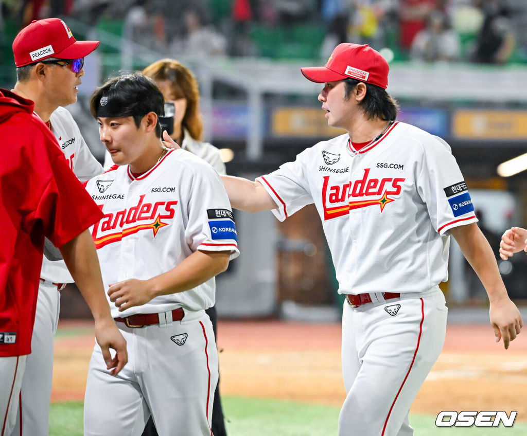 16일 인천 SSG랜더스필드에서 ‘2026 신한 SOL Bank KBO리그’ SSG 랜더스와 KIA 타이거즈의 경기가 열렸다.이 경기에서 SSG는 최정의 KBO리그 최초 11시즌 연속 20홈런을 달성하는 투런포와 아빌라 데뷔전 승리에 힘입어 KIA에 6-0으로 승리했다. 이날 승리로 2연패를 끊는데 성공했다. 경기를 마치고 SSG 최정이 이숭용 감독과 하이파이브를 하고 있다. 2026.07.16 / rumi@osen.co.kr