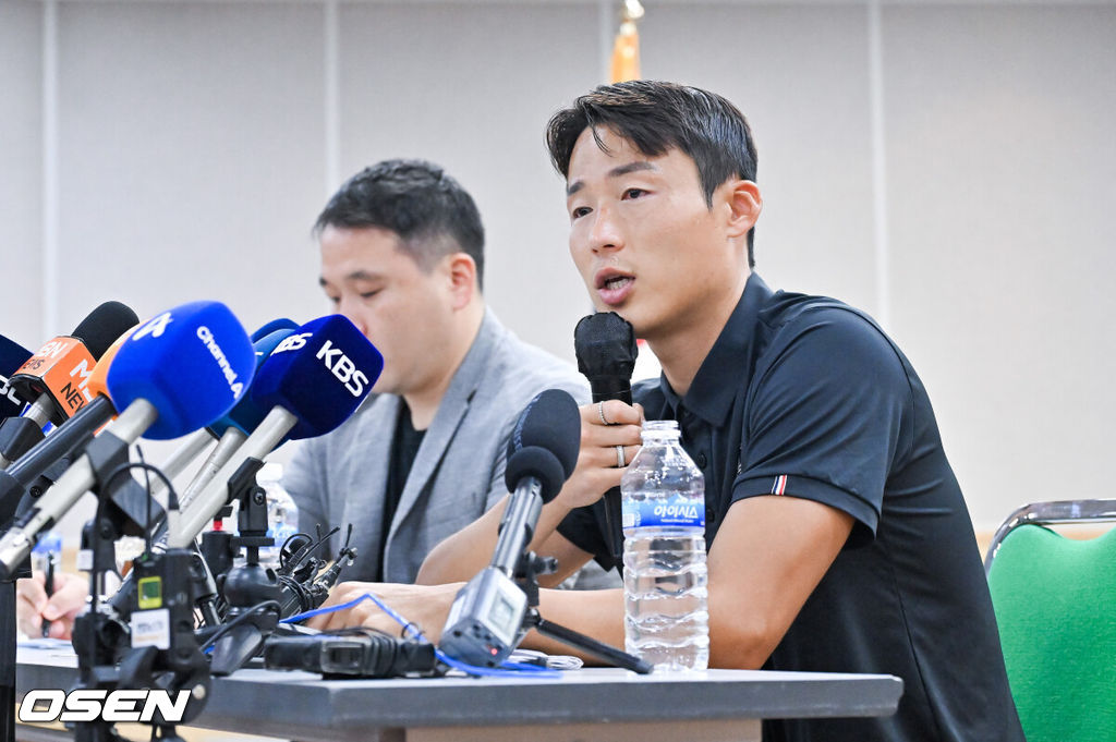 수원FC 손준호가 11일 오후 수원시체육회관에서 중국축구협회 영구 제명 징계 관련 반박 기자회견을 가졌다.중국축구협회는 지난 10일 “사법기관이 인정한 사실에 따르면 전(前) 산둥 타이산 선수 손준호는 정당하지 않은 이익을 도모하려고 정당하지 않은 거래에 참여해 축구 경기를 조작하고 불법 이익을 얻었다”며 “손준호의 축구와 관련된 어떠한 활동도 평생 금지한다”고 밝혔다.손준호는 지난해 5월 중국 상하이 훙차오공항을 통해 귀국하려다 공안에 연행됐고, 이후 형사 구류돼 랴오닝성 차오양 공안국의 조사를 받은뒤 지난 3월 풀려났다.이에 따라 승부 조작에 가담했다거나 산둥으로 이적하는 과정에서 금품이 오갔을 가능성이 거론됐지만, 손준호 측은 강하게 부인해왔다.손준호가 질문에 답하고 있다  2024.09.11  / soul1014@osen.co.kr