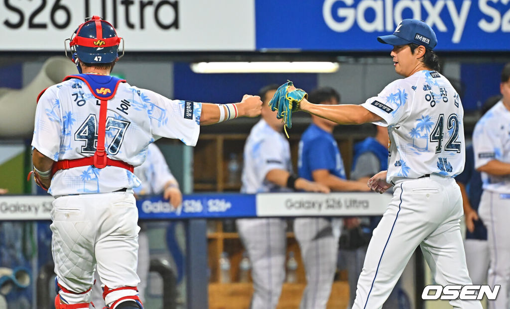 16일 대구삼성라이온즈파크에서 2026 신한 SOL KBO 리그 삼성 라이온즈와 롯데 자이언츠의 경기가 열렸다. 홈팀 삼성은 양창섭이, 방문팀 롯데는 로드리게스가 선발 출전했다. 삼성 라이온즈 선발 투수 양창섭이 5회초 2사 1,2루 롯데 자이언츠 한동희의 내야 안타때 홈으로 쇄도하는 황성빈을 잡은 강민호와 하이파이브를 하고 있다. 2026.07.16 / foto0307@osen.co.kr