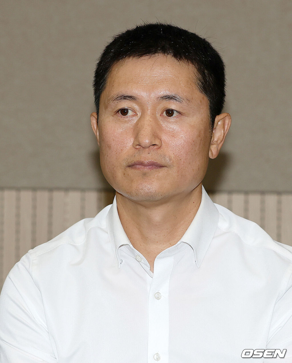 6일 오후 서울 올림픽파크텔에서 K-축구 혁신위원회 출범식이 열렸다.최휘영 문체부 장관과 박지성 FIFA 위원이 공동위원장을 맡고 축구·체육계 인사들이 참여하는 혁신위원회는 한국 축구의 구조적 문제를 진단하고 거버넌스 개선, 유소년 육성, 첨단 기술 도입 등 중장기 발전 방안을 마련할 계획이다.이영표 해설위원이 참석하고 있다. 2026.07.06 /sunday@osen.co.kr