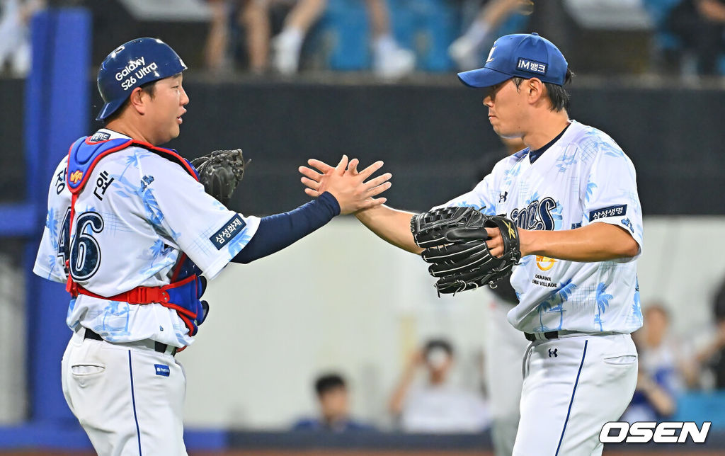 16일 대구삼성라이온즈파크에서 2026 신한 SOL KBO 리그 삼성 라이온즈와 롯데 자이언츠의 경기가 열렸다. 홈팀 삼성은 양창섭이, 방문팀 롯데는 로드리게스가 선발 출전했다. 삼성 라이온즈 김재윤이 롯데 자이언츠에 4-1로 후반기 첫 승리를 기록하고 장승현과 기쁨을 나누고 있다. 2026.07.16 / foto0307@osen.co.kr
