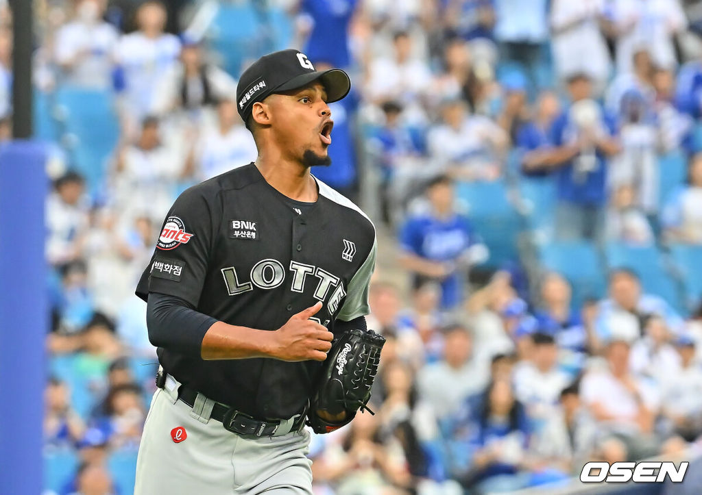 16일 대구삼성라이온즈파크에서 2026 신한 SOL KBO 리그 삼성 라이온즈와 롯데 자이언츠의 경기가 열렸다. 홈팀 삼성은 양창섭이, 방문팀 롯데는 로드리게스가 선발 출전했다. 롯데 자이언츠 로드리게스가 1회말 2사 1,2루 삼성 라이온즈 디아즈에게 우익수 오른쪽 앞 1타점 안타를 맞고 놀라고 있다. 2026.07.16 / foto0307@osen.co.kr