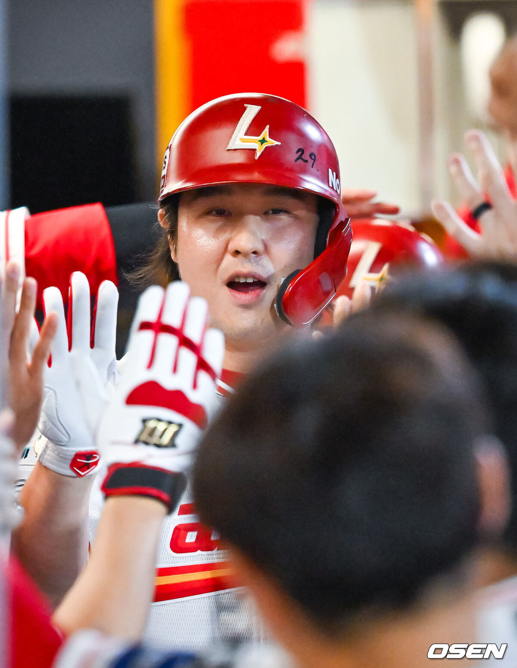 16일 인천 SSG랜더스필드에서 ‘2026 신한 SOL Bank KBO리그’ SSG 랜더스와 KIA 타이거즈의 경기가 열렸다.이날 SSG는 아빌라, KIA는 올러를 선발로 내세웠다.5회말 1사 주자 2루 SSG 최정이 죄월 투런홈런을 때린 후 덕아웃에서 기뻐하고 있다. 최정은 11년 연속 20홈런에 성공하고 있다. (KBO리그 첫번째) 2026.07.16 / rumi@osen.co.kr