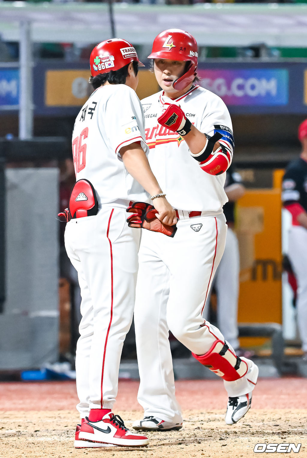 16일 인천 SSG랜더스필드에서 ‘2026 신한 SOL Bank KBO리그’ SSG 랜더스와 KIA 타이거즈의 경기가 열렸다.이날 SSG는 아빌라, KIA는 올러를 선발로 내세웠다.5회말 1사 주자 2루 SSG 최정이 죄월 투런홈런을 때린 후 홈을 밟으며 기뻐하고 있다. 11년 연속 20홈런에 성공했다. (KBO리그 첫번째) 2026.07.16 / rumi@osen.co.kr