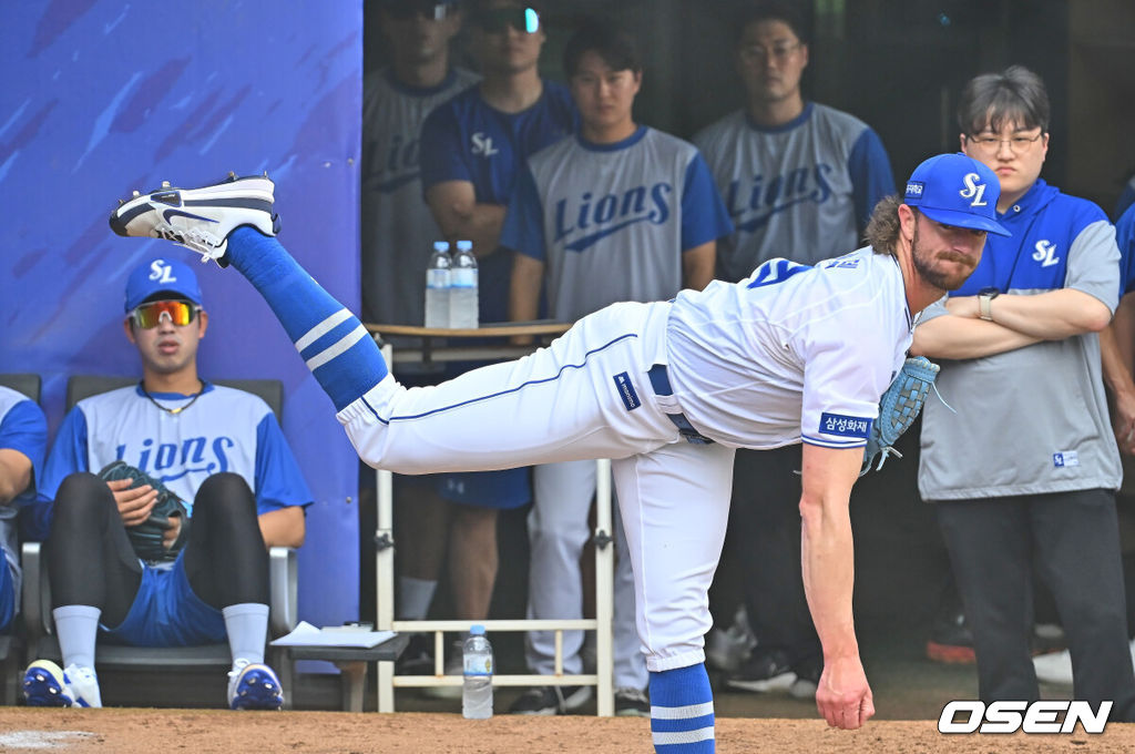 16일 대구삼성라이온즈파크에서 2026 신한 SOL KBO 리그 삼성 라이온즈와 롯데 자이언츠의 경기가 열린다. 홈팀 삼성은 양창섭이, 방문팀 롯데는 로드리게스가 선발 출전한다. 삼성 라이온즈 새 외국인 투수 페덱이 불펜 투구를 하고 있다. 2026.07.16 / foto0307@osen.co.kr