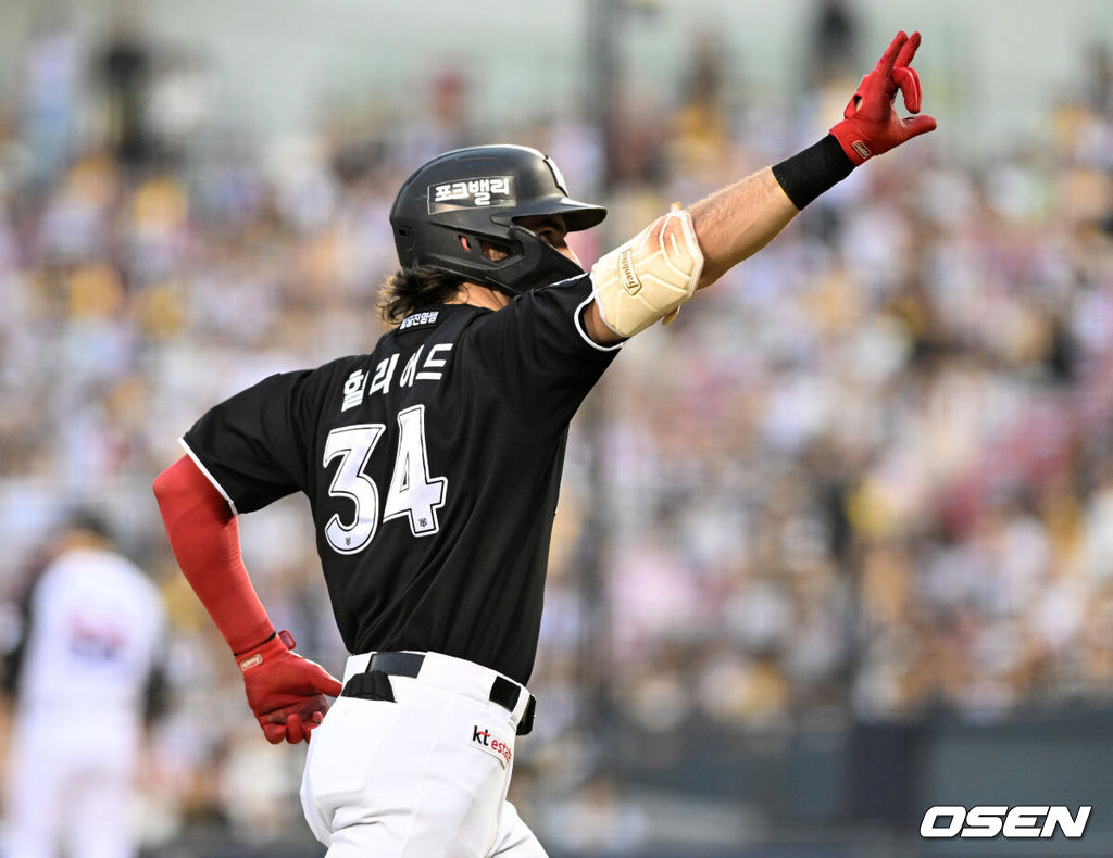 17일 서울 잠실야구장에서 2026 신한 SOL KBO리그 LG 트윈스와 KT 위즈의 경기가 열렸다.이날 LG는 라클란 웰스, KT는 소형준을 선발로 내세웠다.5회초 2사 1루에서 KT 힐리어드가 우월 투런 홈런을 치고 환호하고 있다. 2026.07.17 /sunday@osen.co.kr
