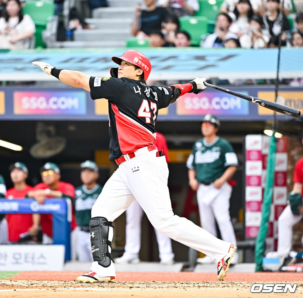 17일 인천 SSG랜더스필드에서 ‘2026 신한 SOL Bank KBO리그’ SSG 랜더스와 KIA 타이거즈의 경기가 열렸다.이날 SSG는 김민준을, KIA는 시라카와를 선발로 내세웠다.3회초 무사 2,3루 KIA 나성범이 역전 3점 홈런을 날리고 있다. 이 홈런은 나성범의 통산 300홈런이다. 2026.07.17 / soul1014@osen.co.kr