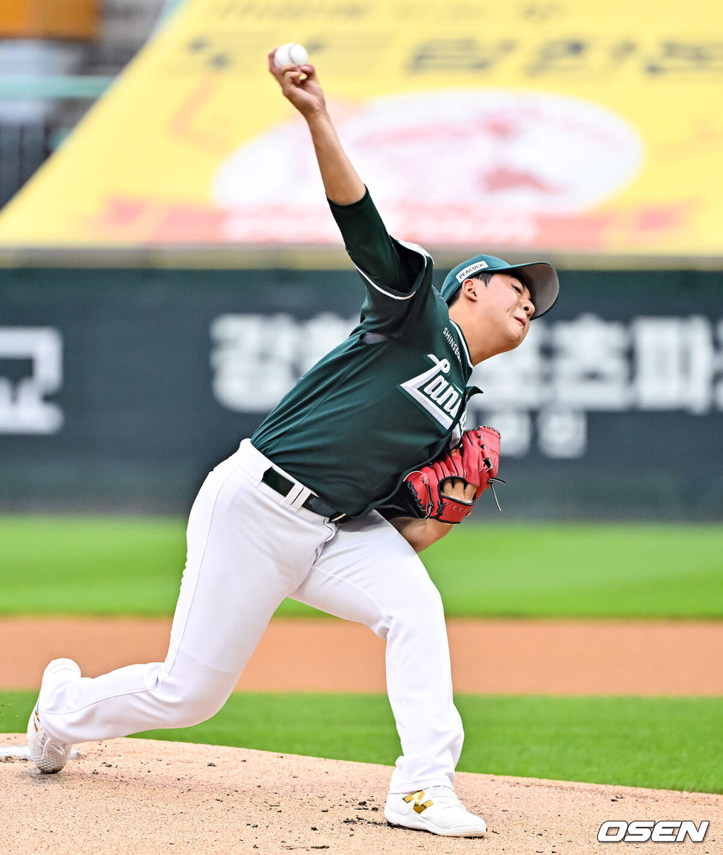17일 인천 SSG랜더스필드에서 ‘2026 신한 SOL Bank KBO리그’ SSG 랜더스와 KIA 타이거즈의 경기가 열렸다.이날 SSG는 김민준을, KIA는 시라카와를 선발로 내세웠다.1회초 SSG 선발투수 김민준이 역투하고 있다. 2026.07.17 / soul1014@osen.co.kr