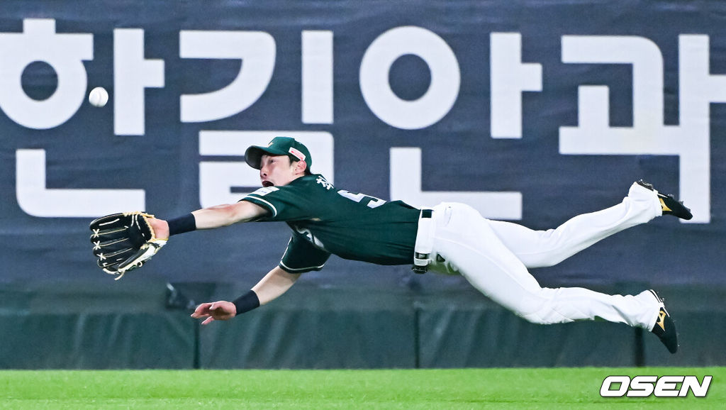 17일 인천 SSG랜더스필드에서 ‘2026 신한 SOL Bank KBO리그’ SSG 랜더스와 KIA 타이거즈의 경기가 열렸다.이날 SSG는 김민준을, KIA는 시라카와를 선발로 내세웠다.8회초 2사 1루 KIA 김규성의 안타성 타구를 최지훈 중견수가 호수비 펼치며 잡아내고 있다. 2026.07.17 / soul1014@osen.co.kr