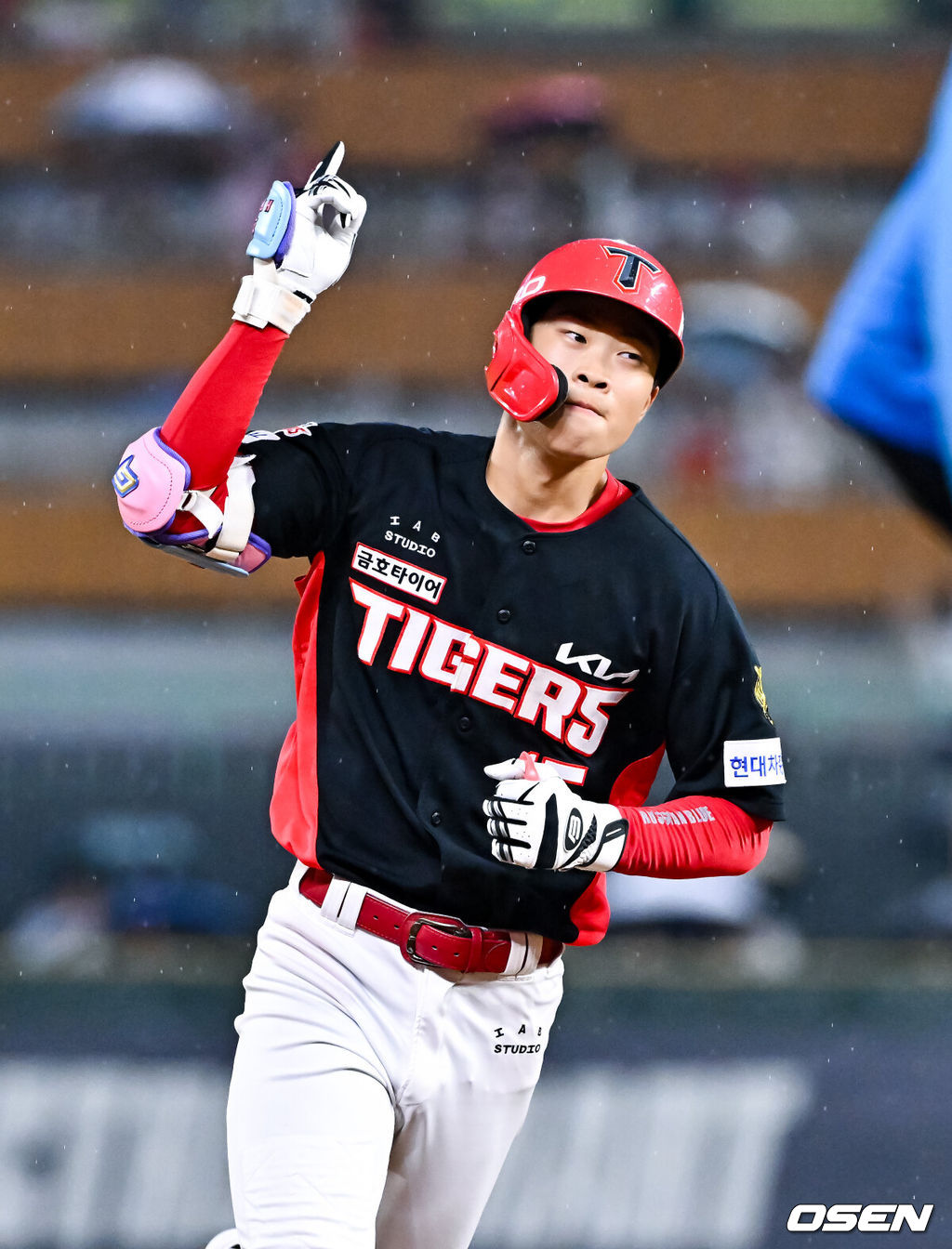17일 인천 SSG랜더스필드에서 ‘2026 신한 SOL Bank KBO리그’ SSG 랜더스와 KIA 타이거즈의 경기가 열렸다.이날 SSG는 김민준을, KIA는 시라카와를 선발로 내세웠다.9회초 KIA 선두타자 박재현이 솔로홈런을 날리고 베이스를 돌고 있다. 2026.07.17 / soul1014@osen.co.kr