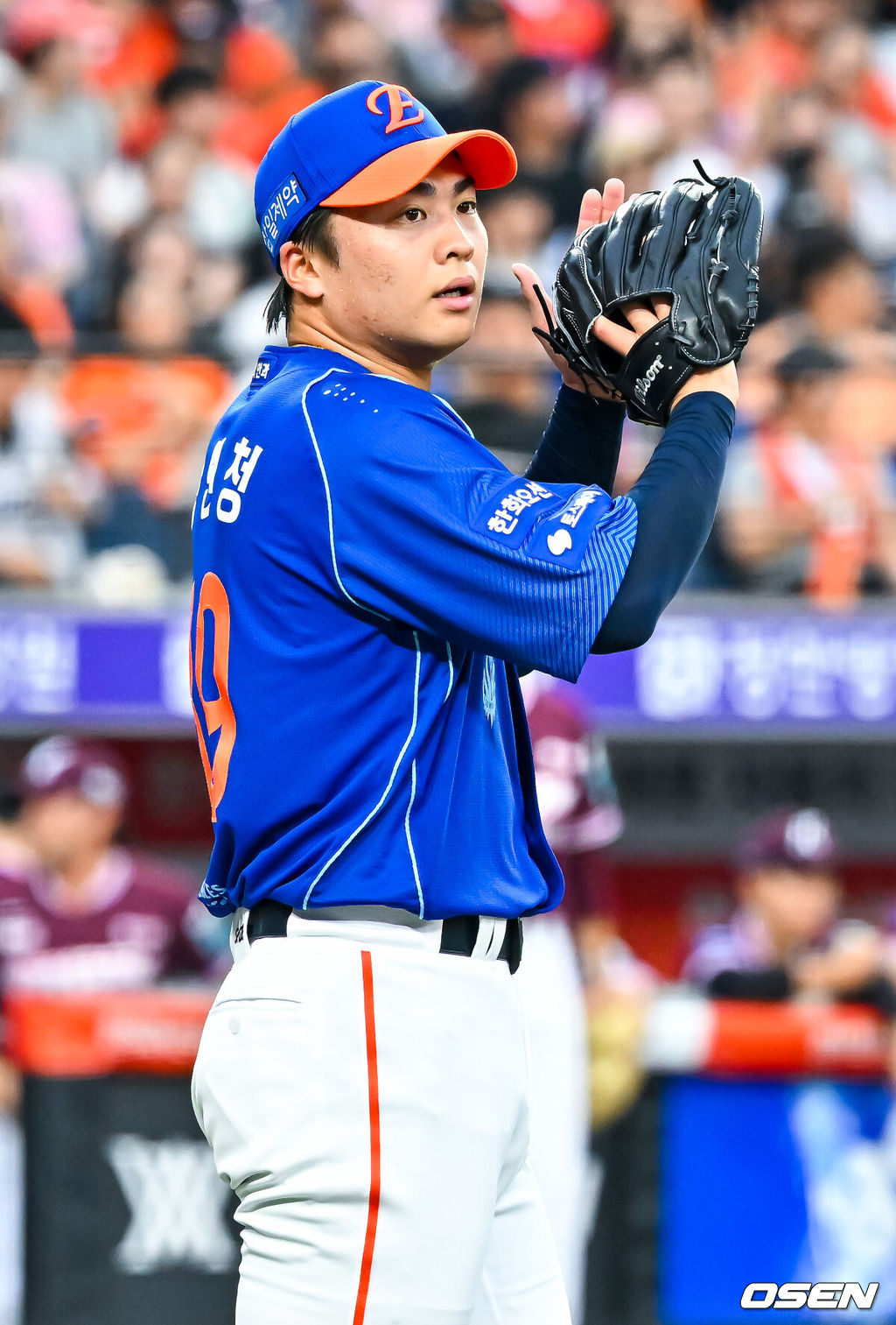 17일 대전 한화생명 볼파크에서 2026 신한 SOL KBO리그 한화 이글스와 키움 히어로즈의 경기가 열렸다.이날 한화는 왕옌청, 키움은 하영민이 선발로 나섰다.1회초를 마친 한화 선발 왕옌청이 덕아웃으로 들어오며 박수를 치고 있다. 2026.07.17 / rumi@osen.co.kr
