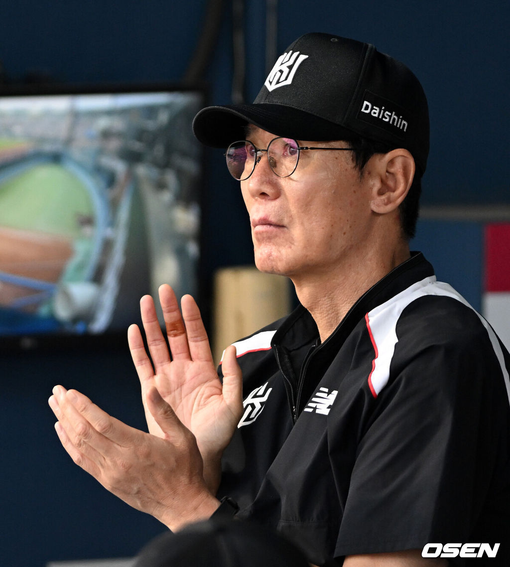 17일 서울 잠실야구장에서 2026 신한 SOL KBO리그 LG 트윈스와 KT 위즈의 경기가 열렸다.이날 LG는 라클란 웰스, KT는 소형준을 선발로 내세웠다.KT 이강철 감독이 선수들에게 박수를 보내고 있다. 2026.07.17 /sunday@osen.co.kr