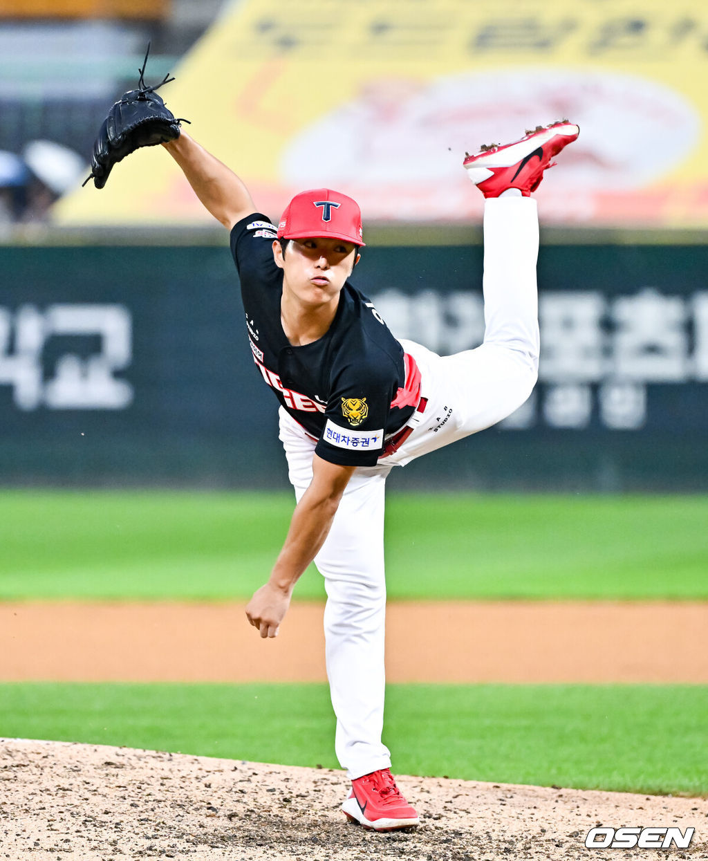 17일 인천 SSG랜더스필드에서 ‘2026 신한 SOL Bank KBO리그’ SSG 랜더스와 KIA 타이거즈의 경기가 열렸다.이날 SSG는 김민준을, KIA는 시라카와를 선발로 내세웠다.5회말 KIA 이의리 투수가 역투하고 있다. 2026.07.17 / soul1014@osen.co.kr