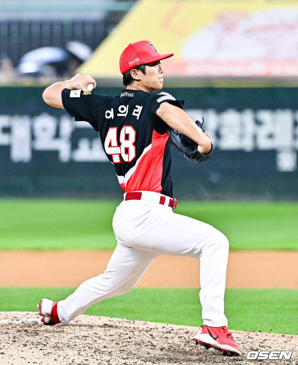 17일 인천 SSG랜더스필드에서 ‘2026 신한 SOL Bank KBO리그’ SSG 랜더스와 KIA 타이거즈의 경기가 열렸다.이날 SSG는 김민준을, KIA는 시라카와를 선발로 내세웠다.5회말 KIA 이의리 투수가 역투하고 있다. 2026.07.17 / soul1014@osen.co.kr