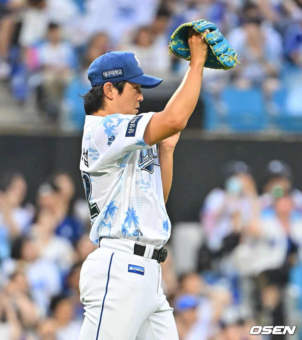 16일 대구삼성라이온즈파크에서 2026 신한 SOL KBO 리그 삼성 라이온즈와 롯데 자이언츠의 경기가 열렸다. 홈팀 삼성은 양창섭이, 방문팀 롯데는 로드리게스가 선발 출전했다. 삼성 라이온즈 양창섭이 3회초 1사 2루 롯데 자이언츠 고승민의 우익수 앞 안타때 그림 같은 송구로 홈 쇄도한 황성빈을 잡은 김성윤에게 감사 인사를 하고 있다. 2026.07.16 / foto0307@osen.co.kr