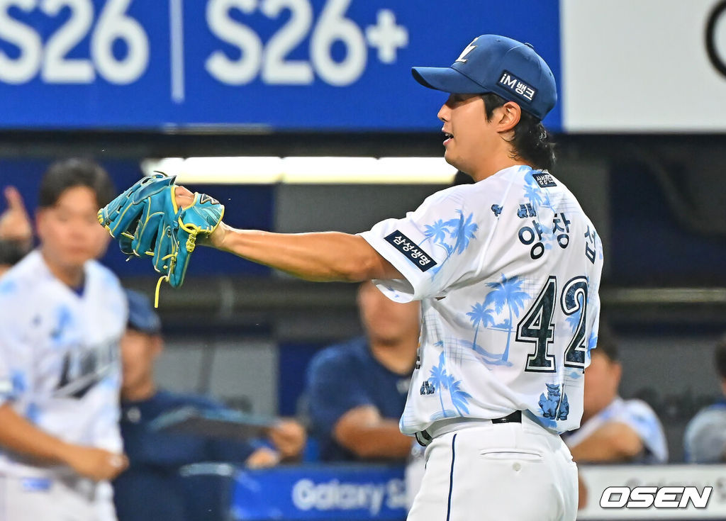 16일 대구삼성라이온즈파크에서 2026 신한 SOL KBO 리그 삼성 라이온즈와 롯데 자이언츠의 경기가 열렸다. 홈팀 삼성은 양창섭이, 방문팀 롯데는 로드리게스가 선발 출전했다. 삼성 라이온즈 선발 투수 양창섭이 5회초 2사 1,2루 롯데 자이언츠 한동희의 내야 안타때 홈으로 쇄도하는 황성빈을 잡은 강민호와 하이파이브를 하고 있다. 2026.07.16 / foto0307@osen.co.kr