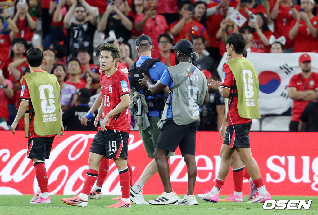 홍명보 감독이 이끄는 대한민국 축구대표팀은 25일(이하 한국시간) 오전 10시 멕시코 몬테레이 스타디움에서 개최된 2026 국제축구연맹(FIFA) 북중미 월드컵 조별리그 A조 최종전에서 남아프리카공화국에게 0-1 충격패를 당했다. 1승2패가 된 한국은 A조 3위로 밀리며 32강 자력진출에 실패했다. 한국은 나머지 조들의 상황을 따져보고 32강에 진출할 가능성은 남아있다.경기 종료 후 대한민국 이강인이 패배에 아쉬워하고 있다. 2026.06.25 /sunday@osen.co.kr