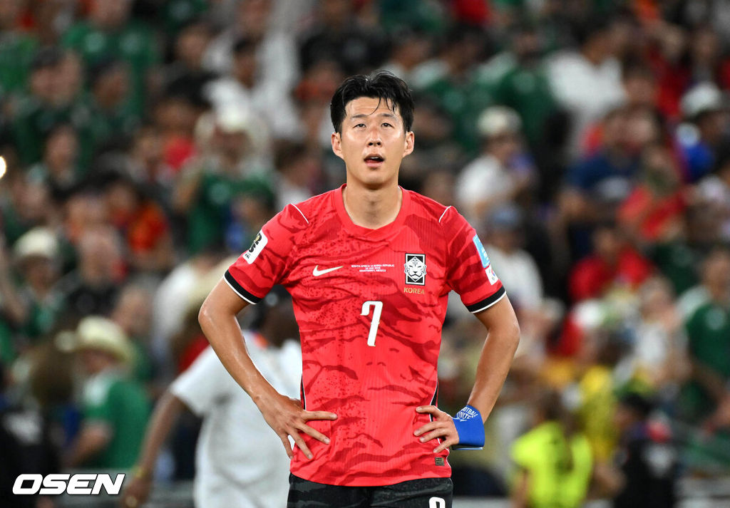 홍명보 감독이 이끄는 대한민국 축구대표팀은 25일(이하 한국시간) 오전 10시 멕시코 몬테레이 스타디움에서 개최된 2026 국제축구연맹(FIFA) 북중미 월드컵 조별리그 A조 최종전에서 남아프리카공화국에게 0-1 충격패를 당했다. 1승2패가 된 한국은 A조 3위로 밀리며 32강 자력진출에 실패했다. 한국은 나머지 조들의 상황을 따져보고 32강에 진출할 가능성은 남아있다.경기 종료 후 대한민국 손흥민이 패배에 아쉬워하고 있다. 2026.06.25 /sunday@osen.co.kr