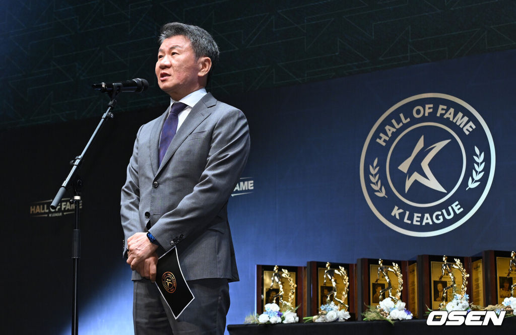 제2회 K리그 명예의전당 헌액식이 16일 서울 종로구 아산정책연구원에서 진행됐다.이번 제2회 K리그 명예의전당 헌액자로는 선수 부문에 김주성, 김병지, 고(故) 유상철, 데얀이 선정됐다. 지도자 부문에 김호 전 수원 삼성 감독, 공헌자 부문에 정몽준 대한축구협회 명예회장이 이름을 올렸다.대한축구협회 정몽규 회장이 축사를 하고 있다. 2025.09.16 /cej@osen.co.kr