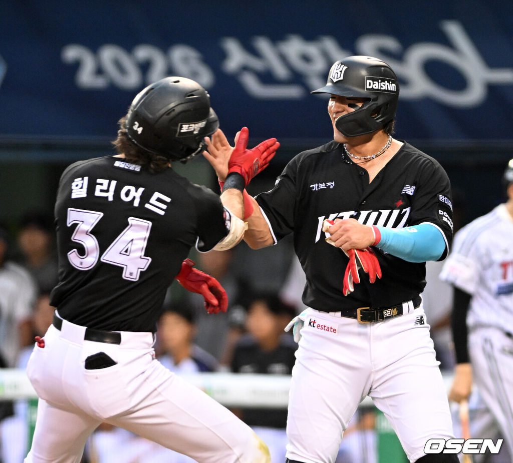 17일 서울 잠실야구장에서 2026 신한 SOL KBO리그 LG 트윈스와 KT 위즈의 경기가 열렸다.이날 LG는 라클란 웰스, KT는 소형준을 선발로 내세웠다.5회초 2사 1루에서 KT 힐리어드가 우월 투런 홈런을 치고 홈에서 안현민과 환호하고 있다. 2026.07.17 /sunday@osen.co.kr
