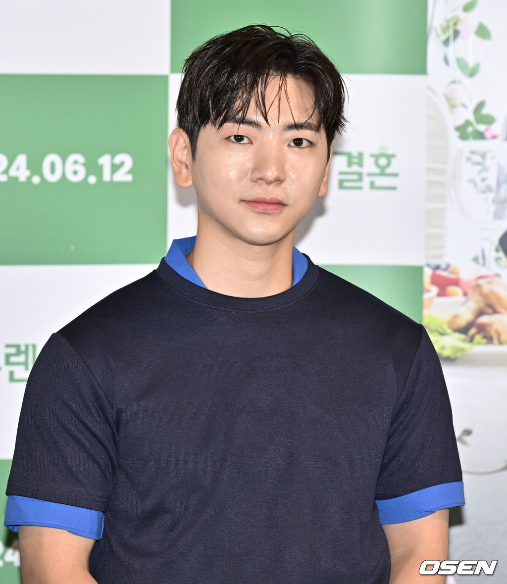 영화 '다우렌의 결혼(감독 임찬익)’ 언론배급시사 및 기자간담회가 28일 오후 서울 용산구 CGV용산아이파크몰에서 열렸다.‘다우렌의 결혼’은 자신만의 색이 두드러지는 연기 스펙트럼의 충무로 대표 카멜레온 배우 이주승이 다큐멘터리를 찍으며 입봉을 꿈꾸는 조연출 ‘승주’ 역을 맡아 스크린에 컴백한다.배우 이주승이 질의응답 시간을 갖고 있다. 2024.05.28 /cej@osen.co.kr