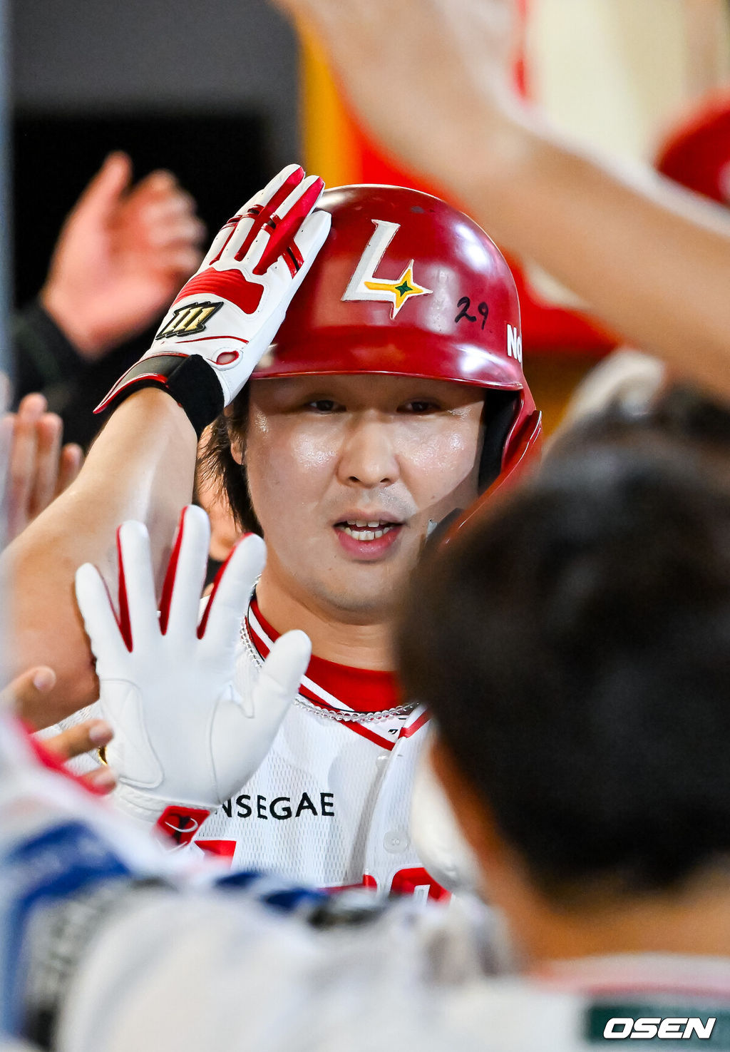 16일 인천 SSG랜더스필드에서 ‘2026 신한 SOL Bank KBO리그’ SSG 랜더스와 KIA 타이거즈의 경기가 열렸다.이날 SSG는 아빌라, KIA는 올러를 선발로 내세웠다.5회말 1사 주자 2루 SSG 최정이 죄월 투런홈런을 때린 후 덕아웃에서 기뻐하고 있다. 최정은 11년 연속 20홈런에 성공하고 있다. (KBO리그 첫번째) 2026.07.16 / rumi@osen.co.kr