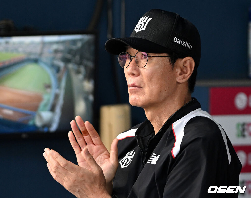 17일 서울 잠실야구장에서 2026 신한 SOL KBO리그 LG 트윈스와 KT 위즈의 경기가 열렸다.이날 LG는 라클란 웰스, KT는 소형준을 선발로 내세웠다.KT 이강철 감독이 선수들에게 박수를 보내고 있다. 2026.07.17 /sunday@osen.co.kr