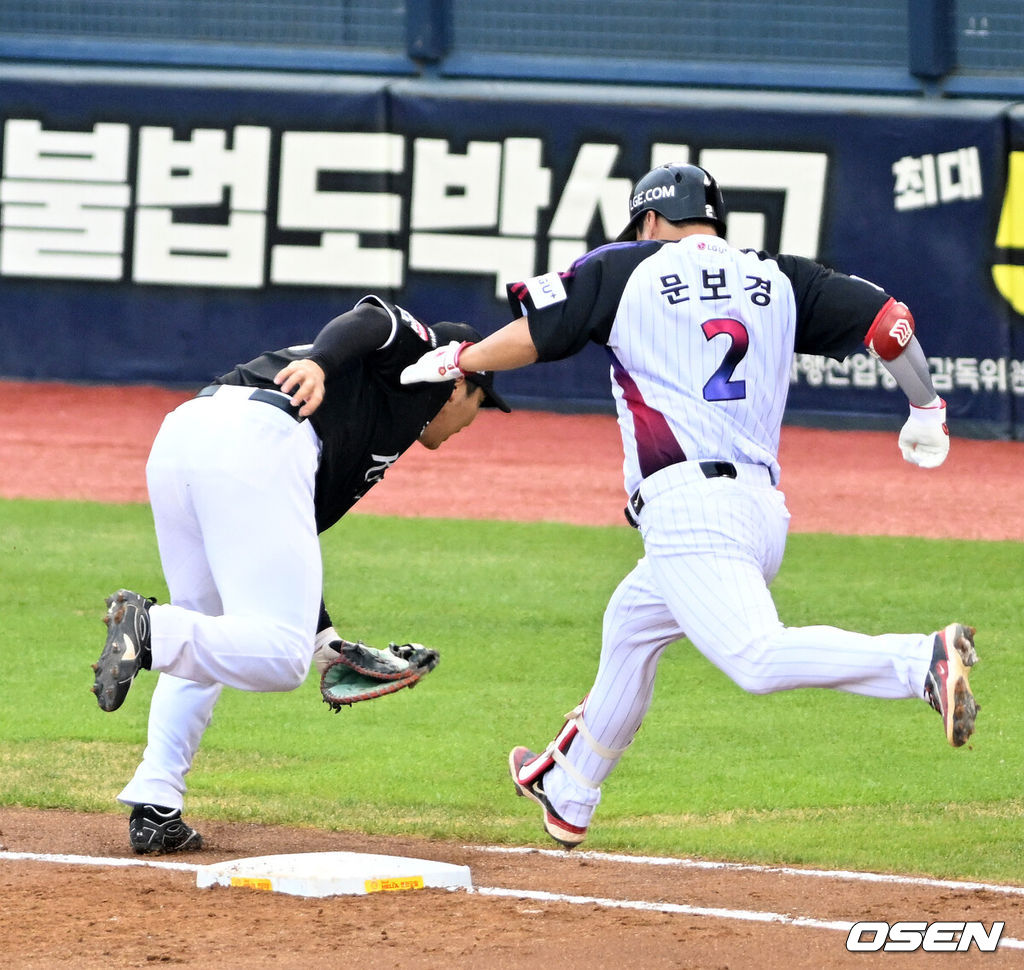 17일 서울 잠실야구장에서 2026 신한 SOL KBO리그 LG 트윈스와 KT 위즈의 경기가 열렸다.이날 LG는 라클란 웰스, KT는 소형준을 선발로 내세웠다.2회말 무사에서 LG 문보경이 내야안타를 치고 세이프 되고 있다. 2026.07.17 /sunday@osen.co.kr