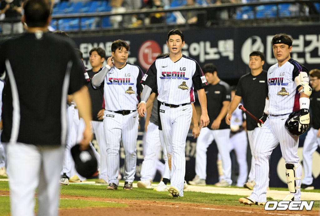 프로야구 KT 위즈는 17일 서울 잠실구장에서 열린 2026 신한 SOL KBO리그 LG 트윈스와의 시즌 10차전에서 6-1로 승리했다. 3위 KT는 파죽의 5연승을 달리며 2위 LG를 1.5경기 차 턱밑 추격했다. 시즌 49승 1무 35패. 반면 3연패에 빠진 LG는 52승 35패가 됐다.경기 종료 후 LG 선수들이 패배에 아쉬워하고 있다. 2026.07.17 /sunday@osen.co.kr